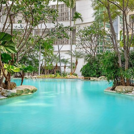 Dusit Suites Hotel Ratchadamri, Bangkok Buitenkant foto The pool at the hotel