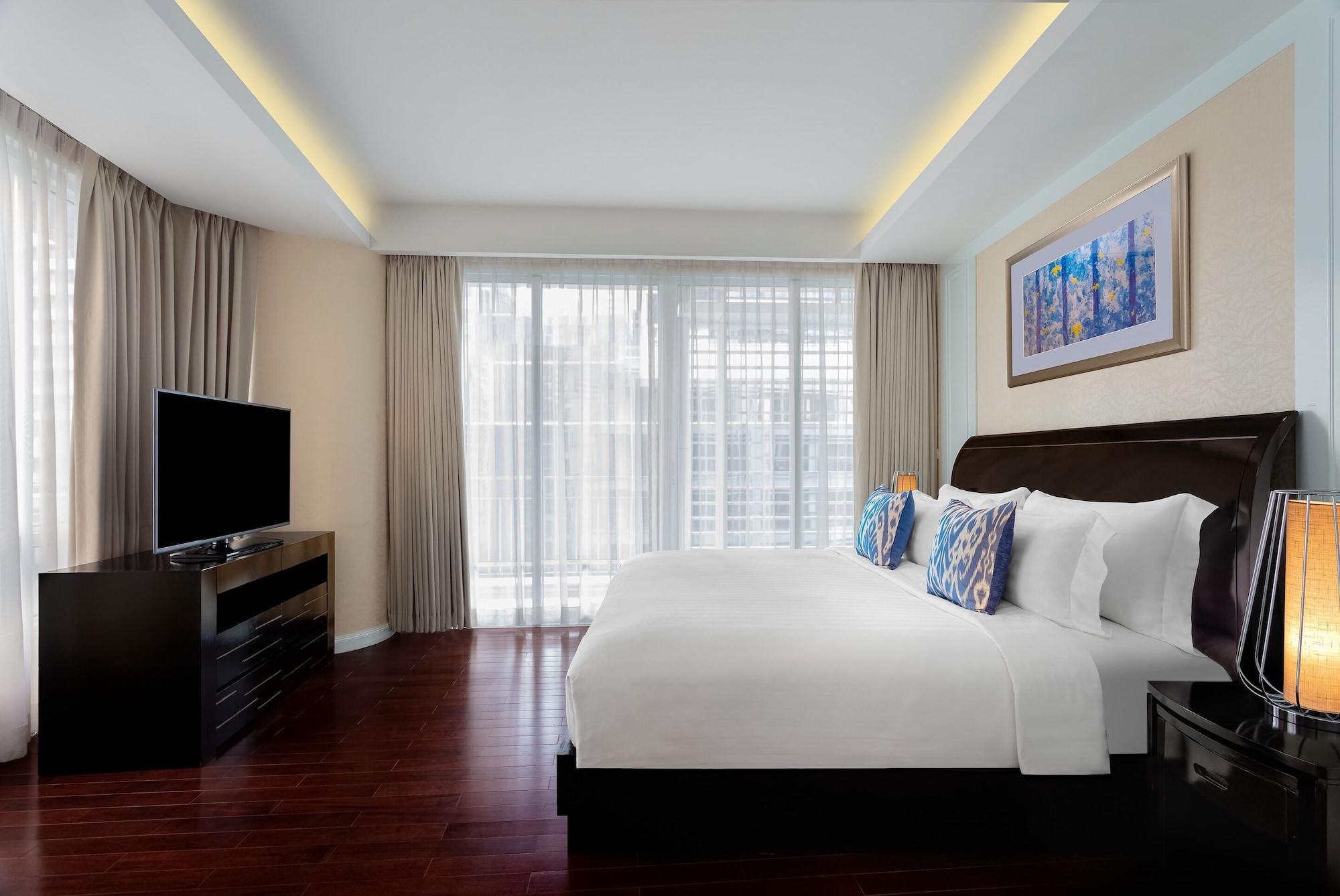 Dusit Suites Hotel Ratchadamri, Bangkok Buitenkant foto A bedroom at the hotel