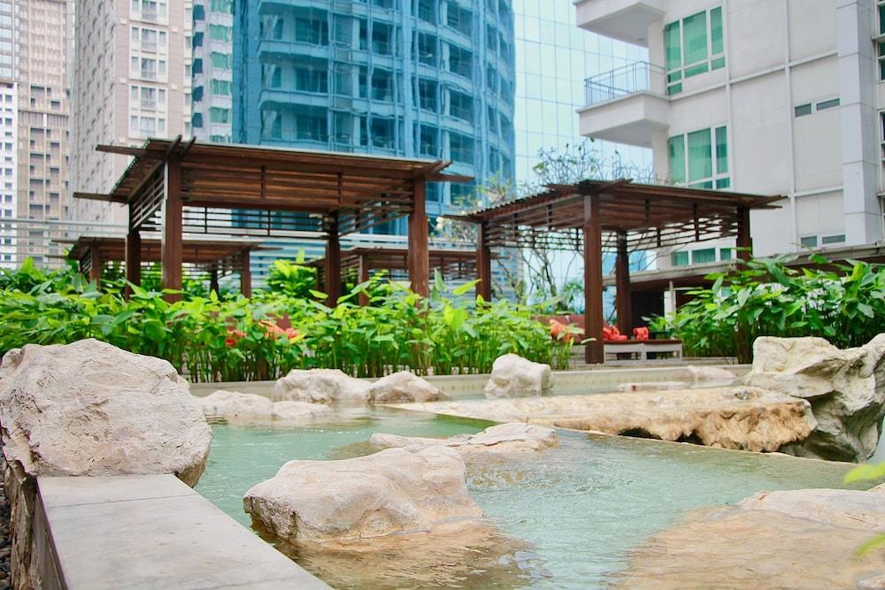 Dusit Suites Hotel Ratchadamri, Bangkok Buitenkant foto The Rock Garden