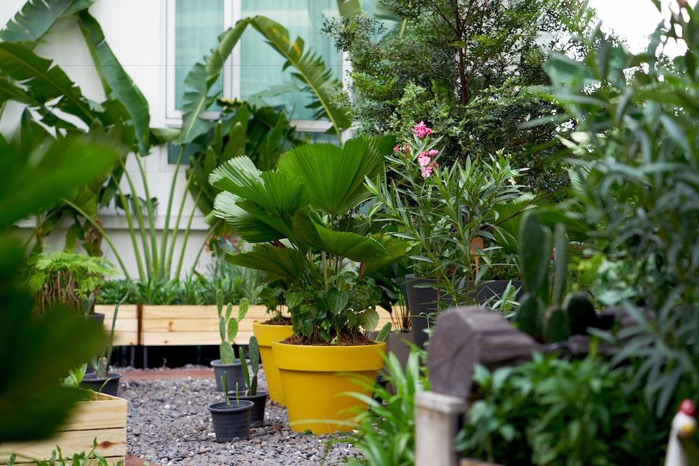 Dusit Suites Hotel Ratchadamri, Bangkok Buitenkant foto A rooftop garden in Singapore