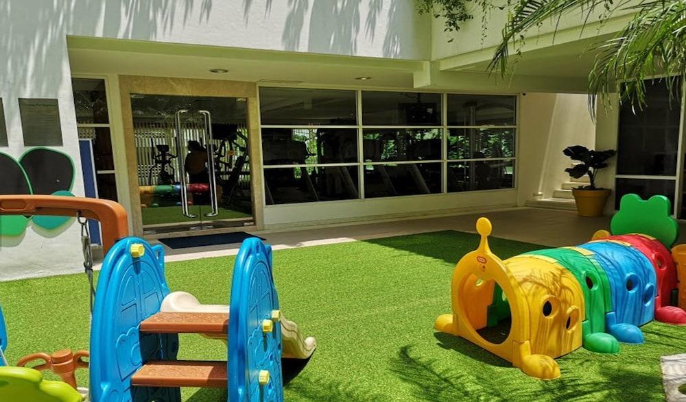 Dusit Suites Hotel Ratchadamri, Bangkok Buitenkant foto The school's playground