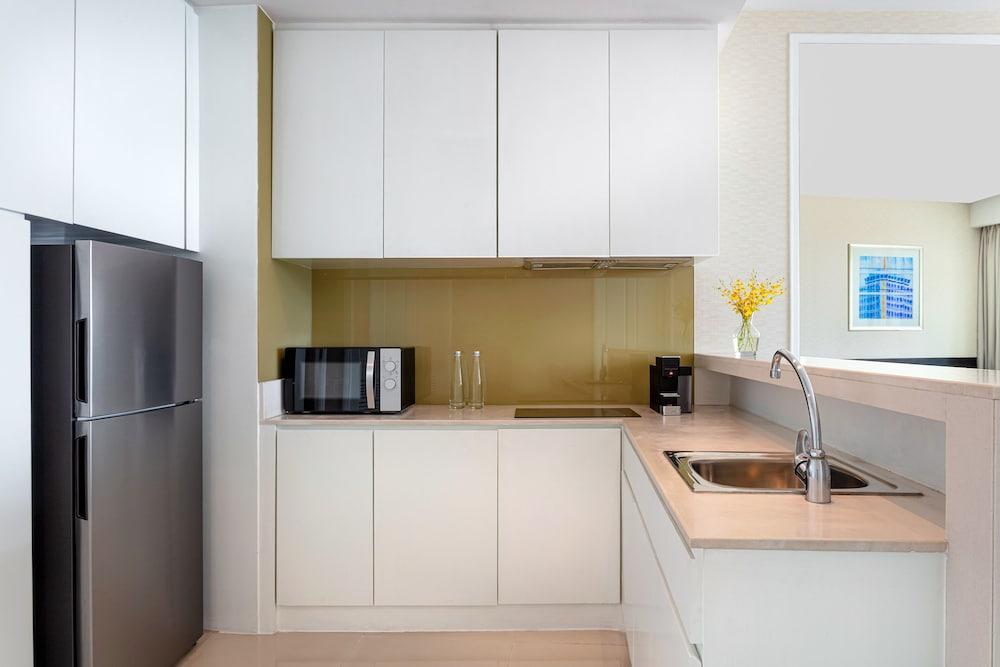 Dusit Suites Hotel Ratchadamri, Bangkok Buitenkant foto A typical kitchen in a serviced apartment