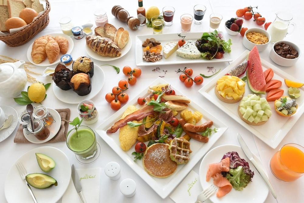 Dusit Suites Hotel Ratchadamri, Bangkok Buitenkant foto Turkish breakfast