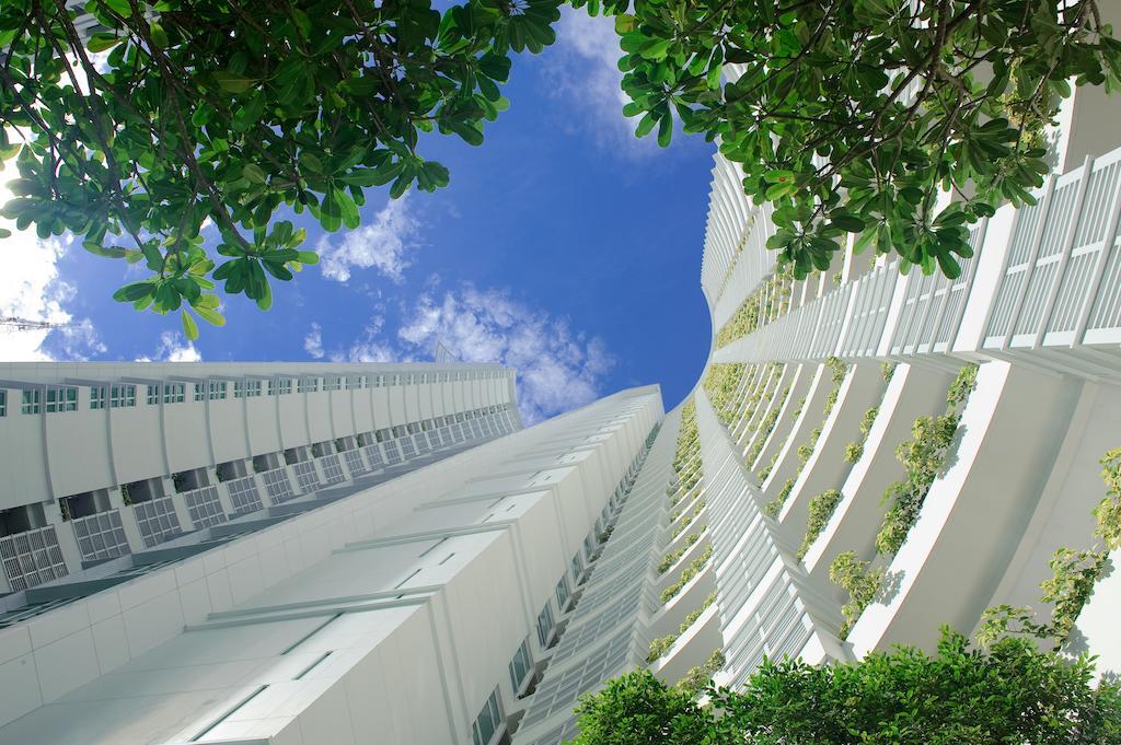 Dusit Suites Hotel Ratchadamri, Bangkok Buitenkant foto The vertical green wall at the National University of Singapore