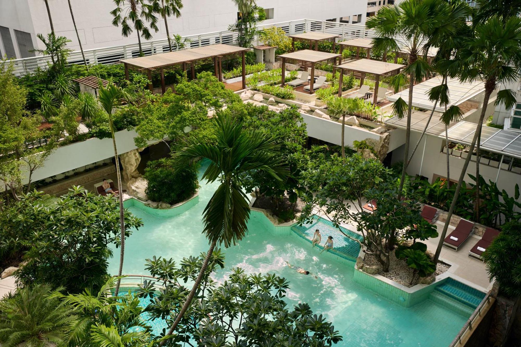 Dusit Suites Hotel Ratchadamri, Bangkok Buitenkant foto The resort's lagoon