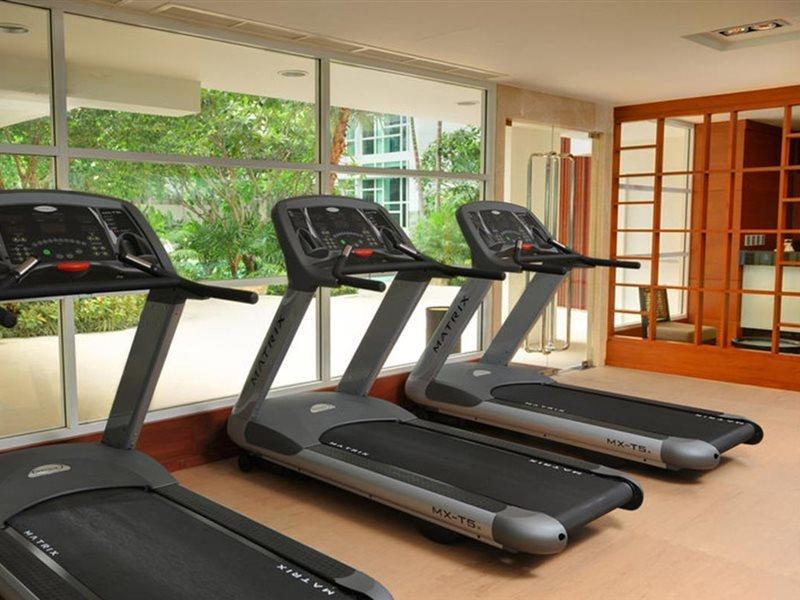 Dusit Suites Hotel Ratchadamri, Bangkok Buitenkant foto Treadmills in a gym
