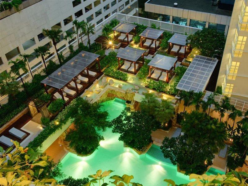 Dusit Suites Hotel Ratchadamri, Bangkok Buitenkant foto The interior courtyard of the hotel