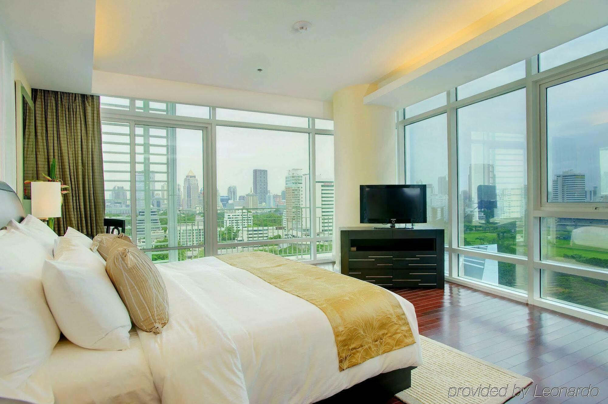 Dusit Suites Hotel Ratchadamri, Bangkok Kamer foto A bedroom at The Residences at Greenbelt
