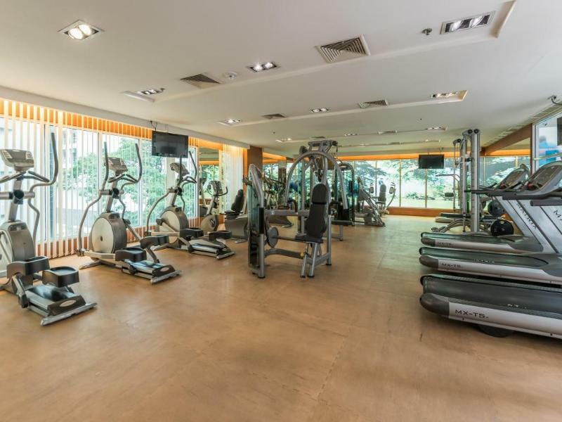 Dusit Suites Hotel Ratchadamri, Bangkok Buitenkant foto The gym at the hotel