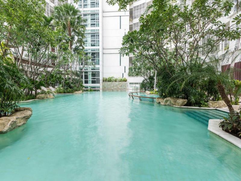 Dusit Suites Hotel Ratchadamri, Bangkok Buitenkant foto The pool at the 10th floor