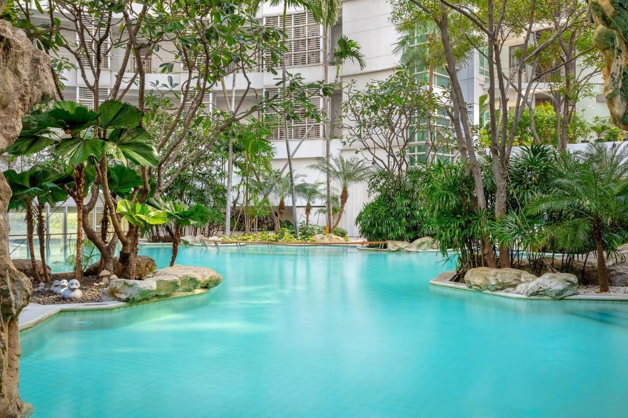 Dusit Suites Hotel Ratchadamri, Bangkok Buitenkant foto The pool at the hotel