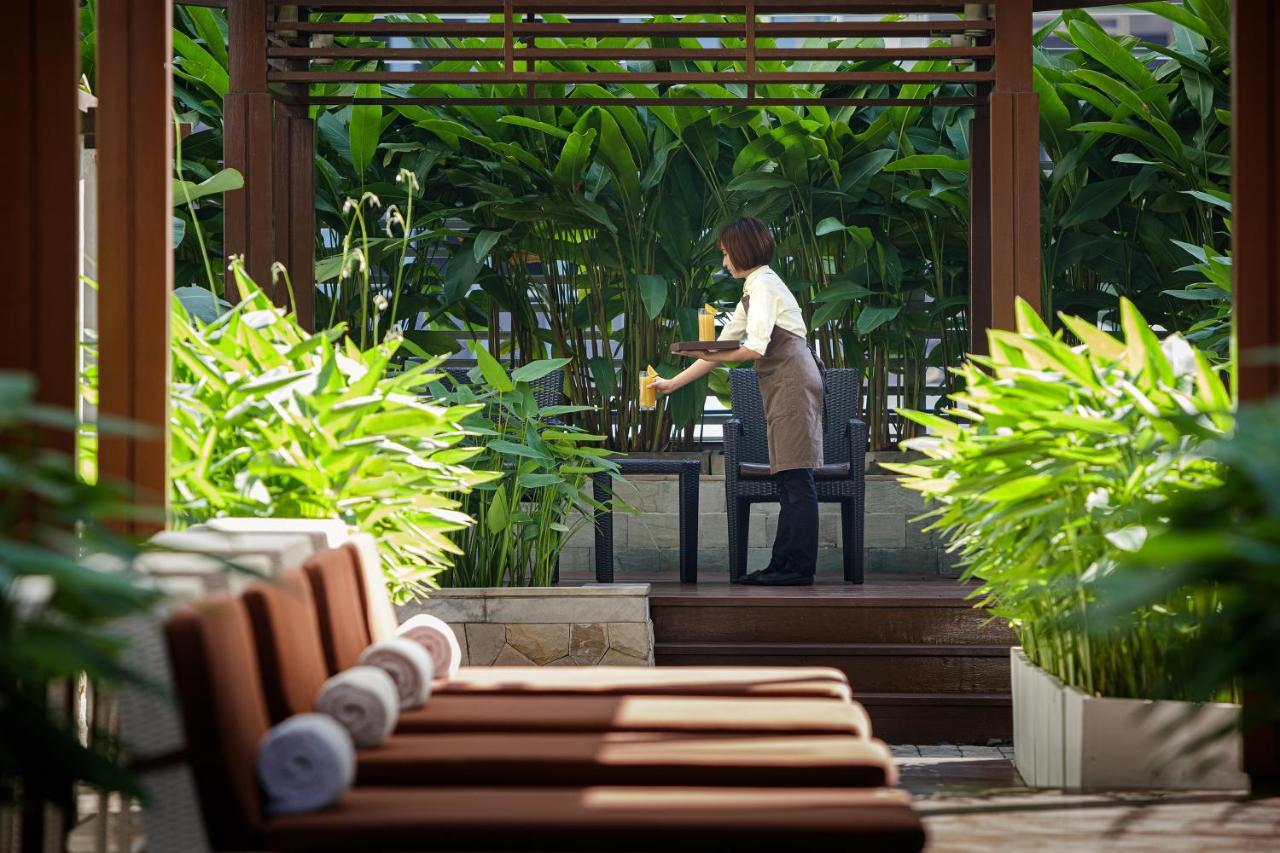 Dusit Suites Hotel Ratchadamri, Bangkok Buitenkant foto A hotel staff serving drinks at a resort
